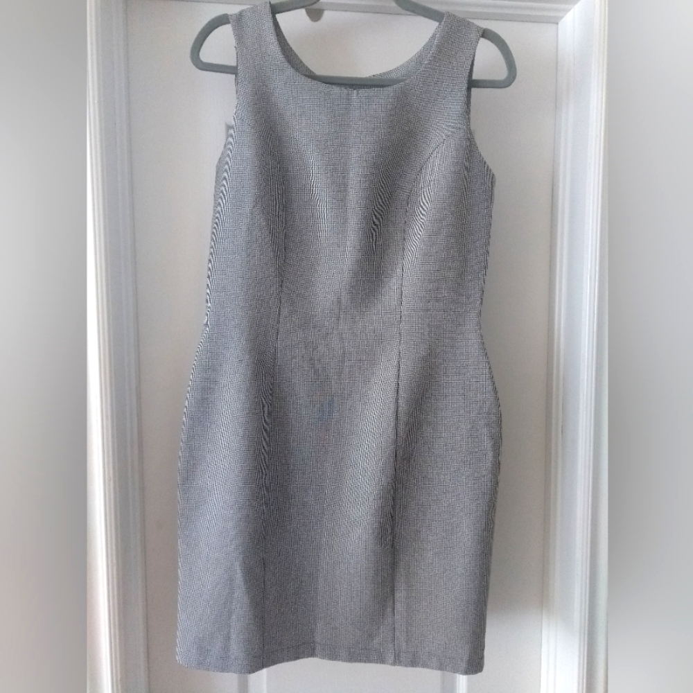 20. Hennes: Slim-line, houndstooth check mini/midi sheath dress (size 40).